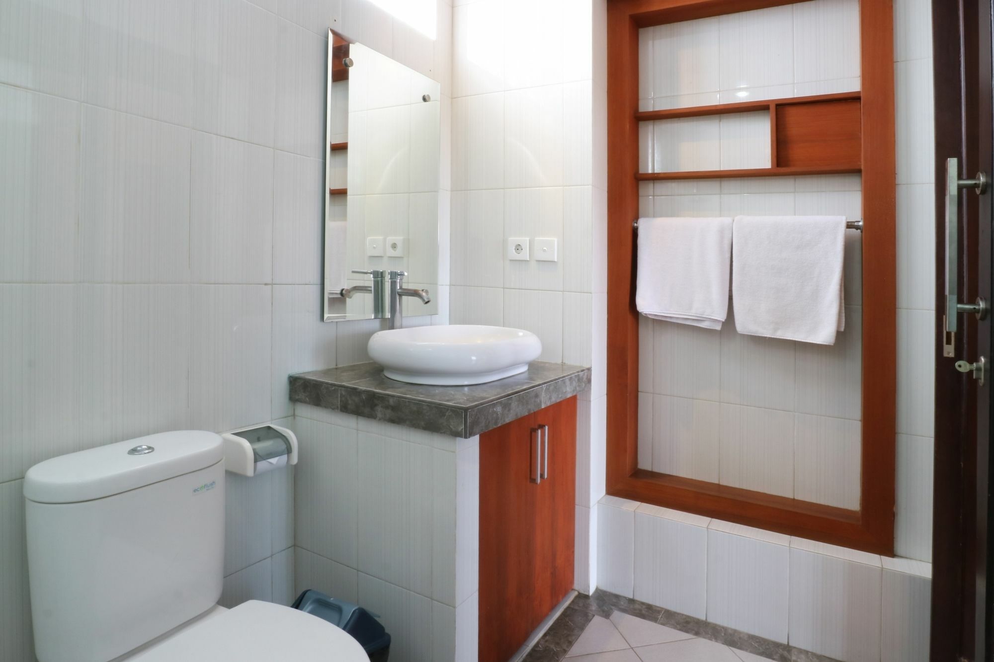 Kondra Premiere Guest House Kuta Kuta Lombok Buitenkant foto